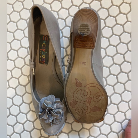Like New Everybody Adorable gray pumps - Picture 3 of 4